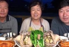 鄂州一家人免费吃瓜,共享夏日清凉时光